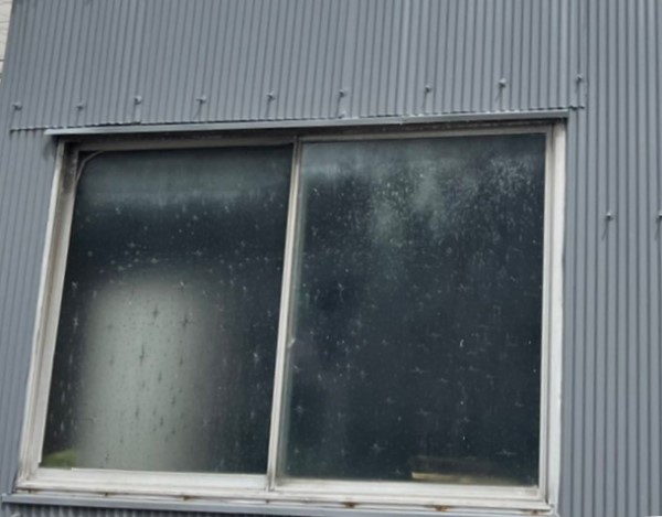 倉庫の既存窓ガラス　昔ながらの板ガラス
